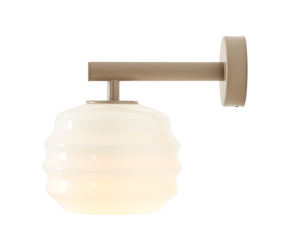 Puff 23cm Beige væglampe Fra Artera - Den dekorative skærm i hvidt opalglas har en bølget form, der giver lampen et legende og elegant udtryk.