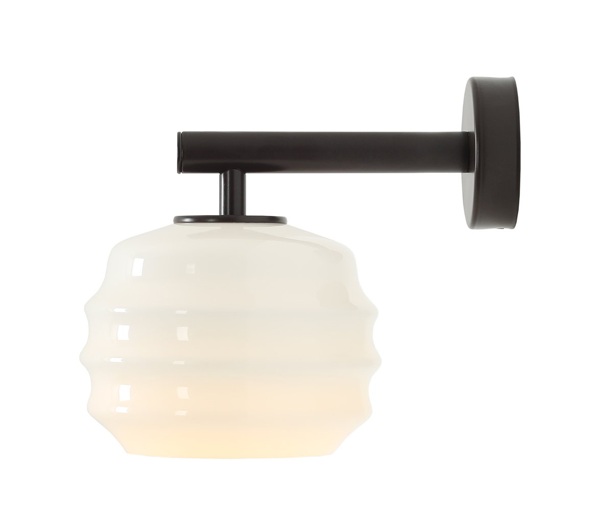 Puff 23cm Mørkebrun væglampe Fra Artera - Den dekorative skærm i hvidt opalglas har en bølget form, der giver lampen et legende og elegant udtryk.