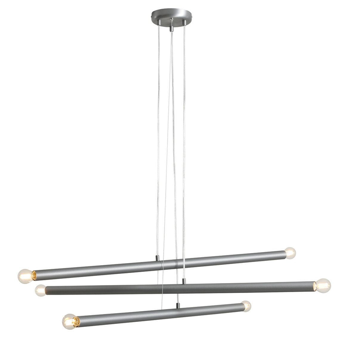 Tubo 6 100cm Stål loftslampe Fra Artera - Lampen best&aring;r af tre smalle metalr&oslash;r i en elegant st&aring;lfinish, placeret i forskellige h&oslash;jder og vinkler, der skaber et sp&aelig;ndende og luftigt udtryk.