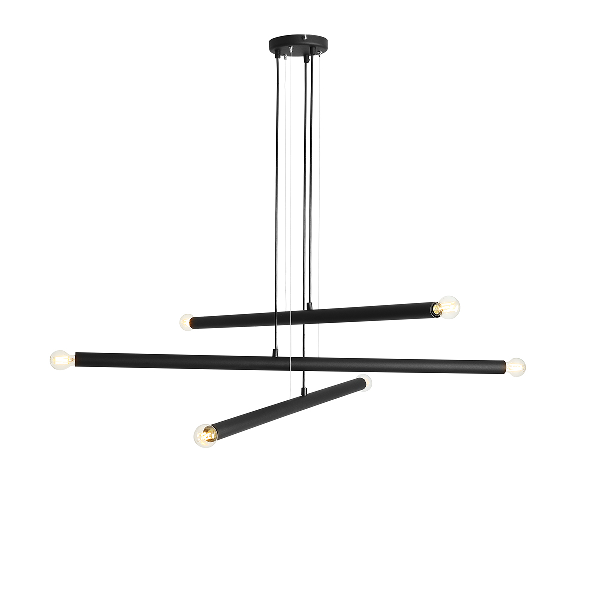 Tubo 6 100cm Sort loftslampe Fra Artera - Lampen består af tre smalle metalrør i en stilfuld sort finish, placeret i forskellige højder og vinkler, der skaber et spændende og luftigt udtryk.