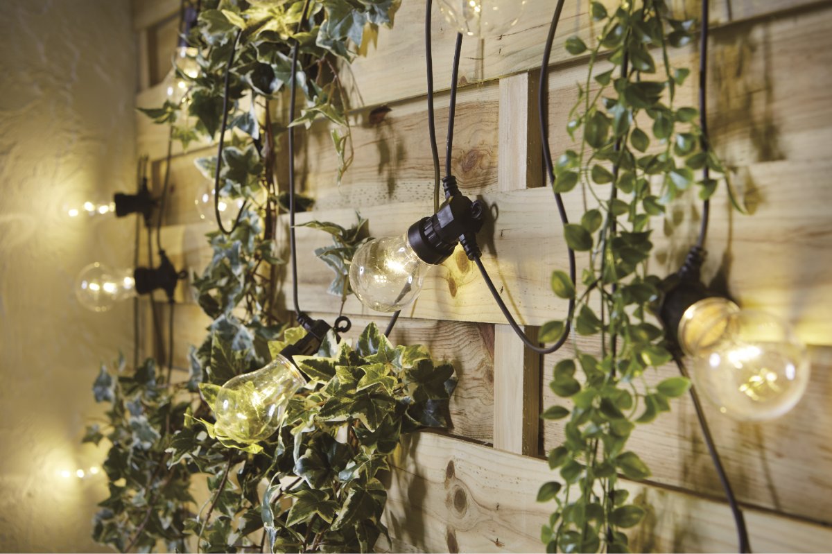 Garden Sammenkoblingsbar 10m Sort Fra Pixie Design - Derudover er der en indbygget 5-trins lysd&aelig;mper p&aring; transformeren og en timer.
