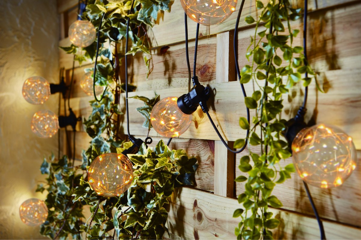 Garden micro-light Sammenkoblingsbar 10m Sort Fra Pixie Design - Derudover er der en indbygget 5-trins lysd&aelig;mper p&aring; transformeren og en timer.