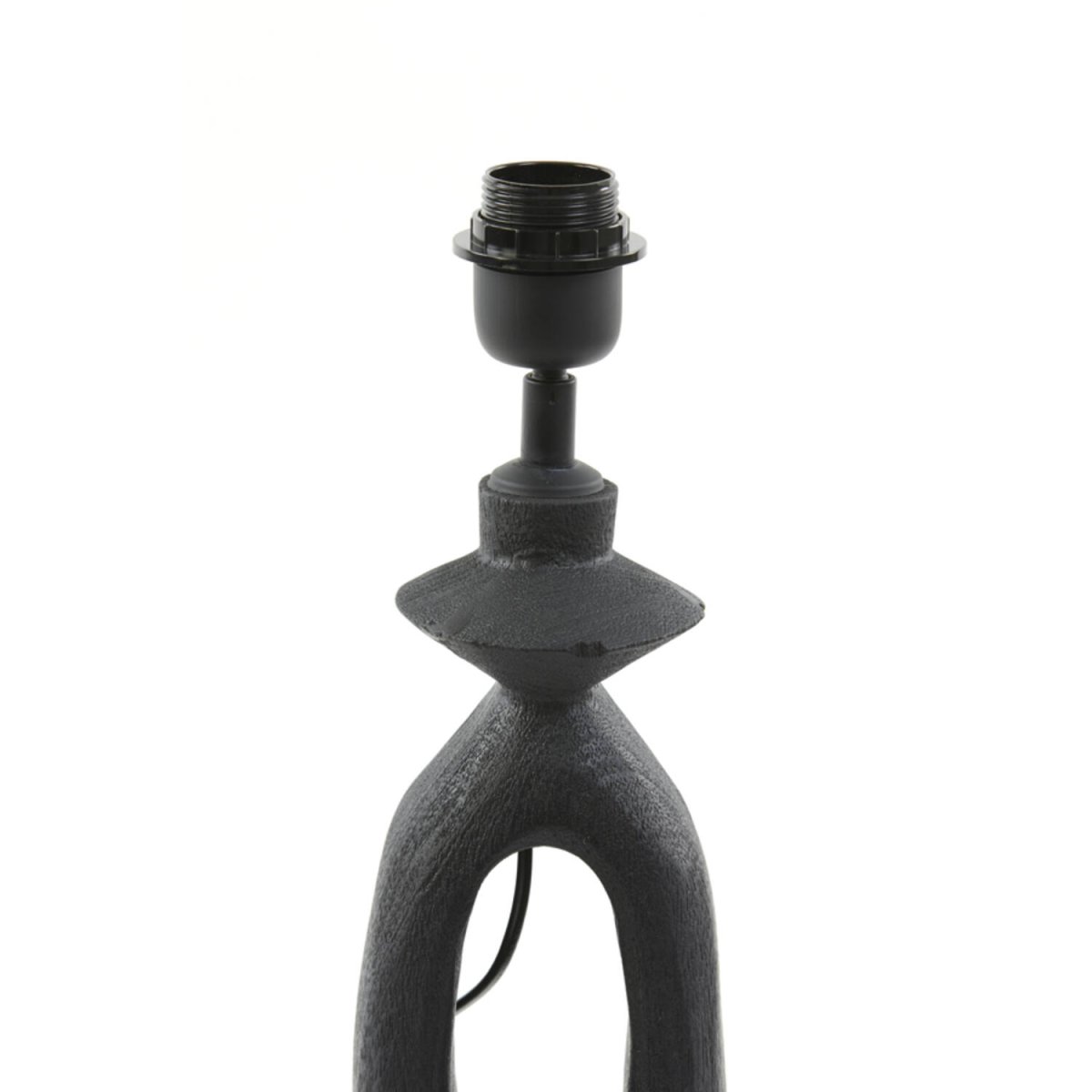 Django 45cm Sort lampefod Fra Light & Living - Denne unikke lampefod er lavet af træ med en elegant matsort finish og har en dynamisk form, der giver et kunstnerisk udtryk.