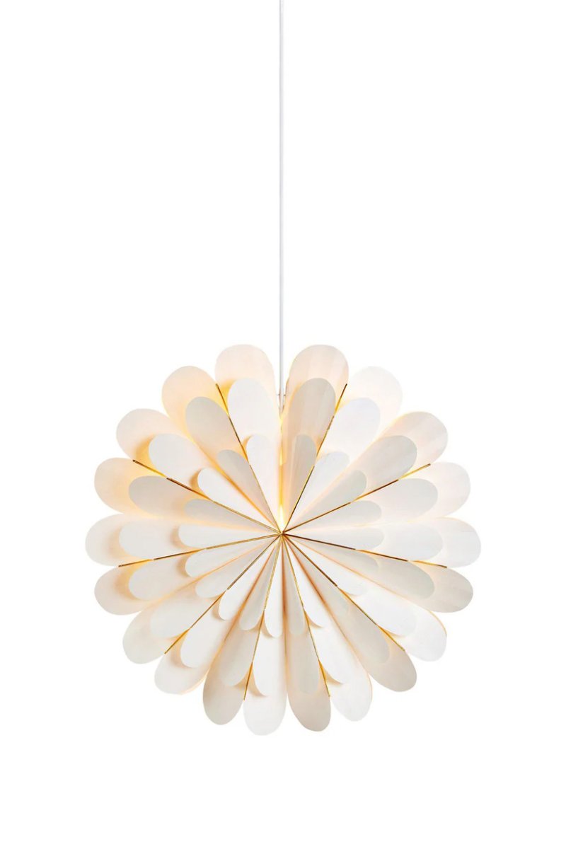 Marigold Ø45 Hvid Fra Markslöjd - Med sin smukke hvide papirsk&aelig;rm giver den en bl&oslash;d og moderne fornemmelse som er en smuk kontrast til de mere traditionelle julestjerner.