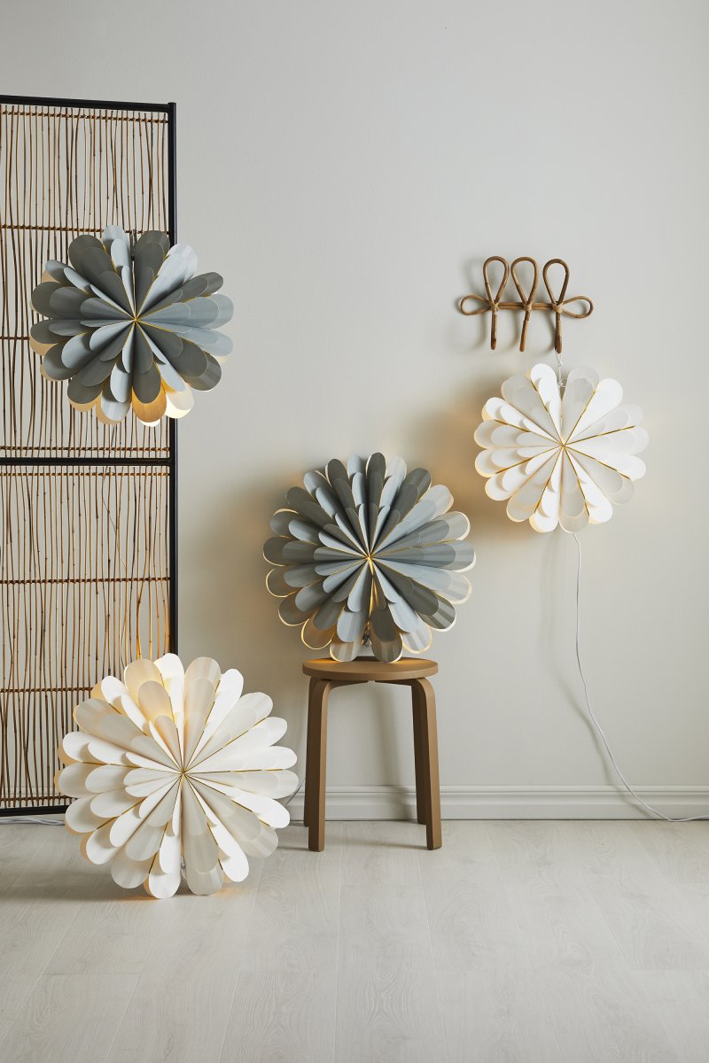 Marigold Ø45 Hvid Fra Markslöjd - Med sin smukke hvide papirsk&aelig;rm giver den en bl&oslash;d og moderne fornemmelse som er en smuk kontrast til de mere traditionelle julestjerner.