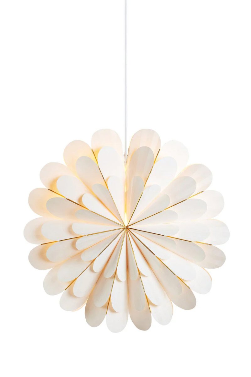 Marigold Ø60 Hvid Fra Markslöjd - Den Marigold h&aelig;ngende julestjerne med sit bl&oslash;de og moderne design i hvid papirsk&aelig;rm er en elegant tilf&oslash;jelse til din juledekoration.