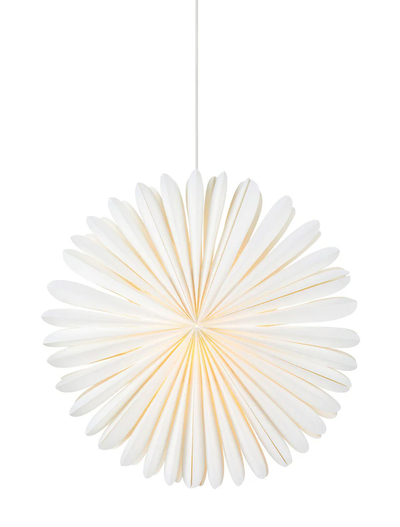 Sol Ø60 Hvid Fra Markslöjd - Sol Stj&auml;rna White 60 cm er en unik julestjerne med et moderne touch, der minder om en skinnende sol.