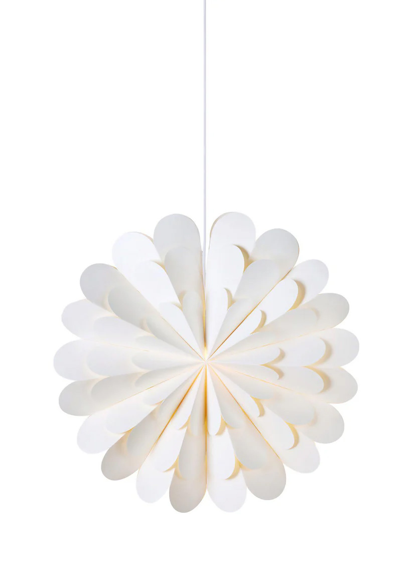 Maravilla Ø60 Hvid Fra Markslöjd - Med en papirsk&aelig;rm i bl&oslash;de, foldede former og en diameter p&aring; 60 cm fungerer den som en smuk vindueslampe, der passer b&aring;de i julen og &aring;ret rundt.