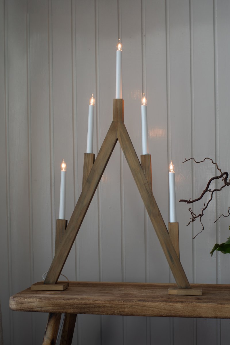 Bjurfors Lys brun Fra Markslöjd - Placer den i vinduet eller p&aring; sk&aelig;nken i stuen og skab en smuk julestemning.