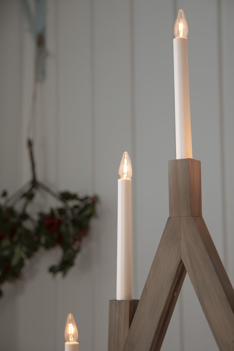 Bjurfors Lys brun Fra Markslöjd - Placer den i vinduet eller p&aring; sk&aelig;nken i stuen og skab en smuk julestemning.