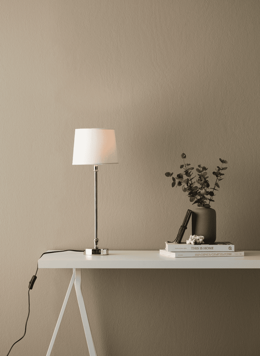 Liam 60cm Sølv/Hvid bordlampe Fra PR Home - Sk&aelig;rmen er 20 cm bred og 15,5 cm h&oslash;j og har en E27 ringholder.