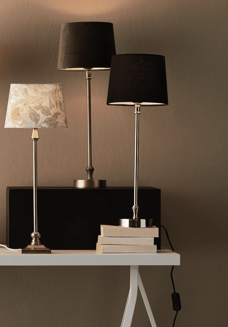Liam 60cm Sølv/sort bordlampe Fra PR Home - Skærmen er 20 cm bred og 15,5 cm høj og har en E27 ringholder.
