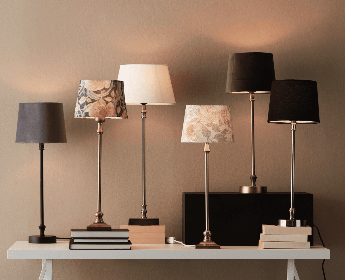 Liam 60cm Sort og hvid bordlampe Fra PR Home - Sk&aelig;rmen er 20 cm bred og 15,5 cm h&oslash;j og har en E27 ringholder.