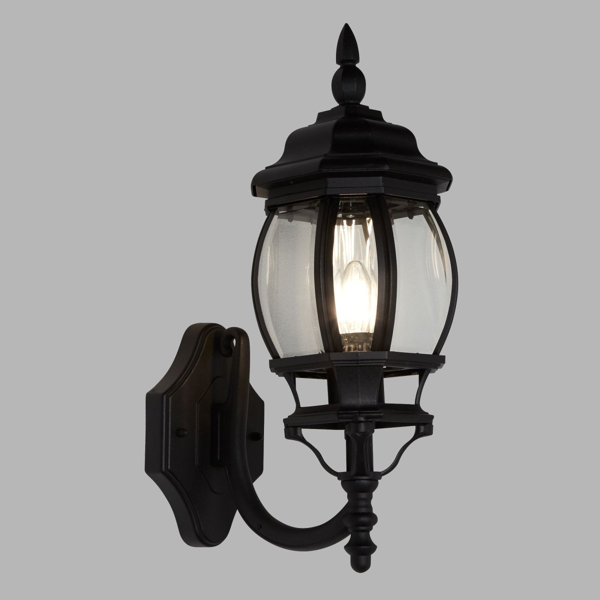 Bel Aire Sort udendørslampe Fra Searchlight - Med inspiration fra traditionelle lanterner kombinerer den en robust konstruktion med stilrene detaljer og klart glas, der giver et varmt og imødekommende lys.