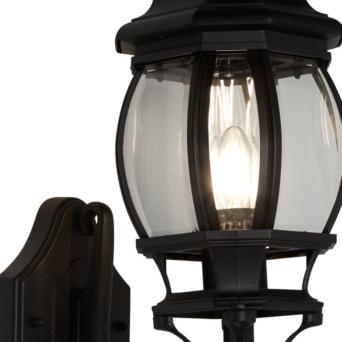 Bel Aire Sort udendørslampe Fra Searchlight - Med inspiration fra traditionelle lanterner kombinerer den en robust konstruktion med stilrene detaljer og klart glas, der giver et varmt og imødekommende lys.