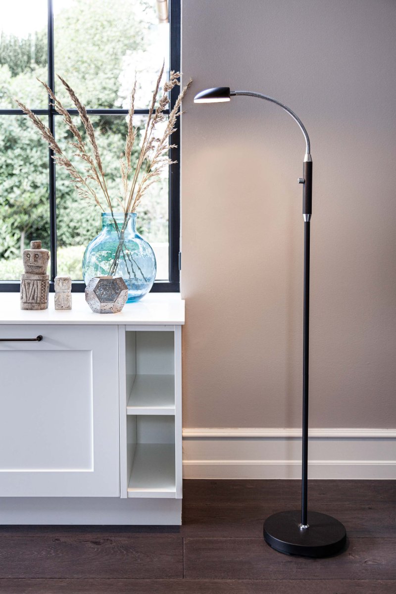 Vegas 1 Sort gulvlampe Fra Halo Design - Den sorte finish og kromdetaljerne giver Vegas et sofistikeret look, der passer ind i enhver form for indretning.