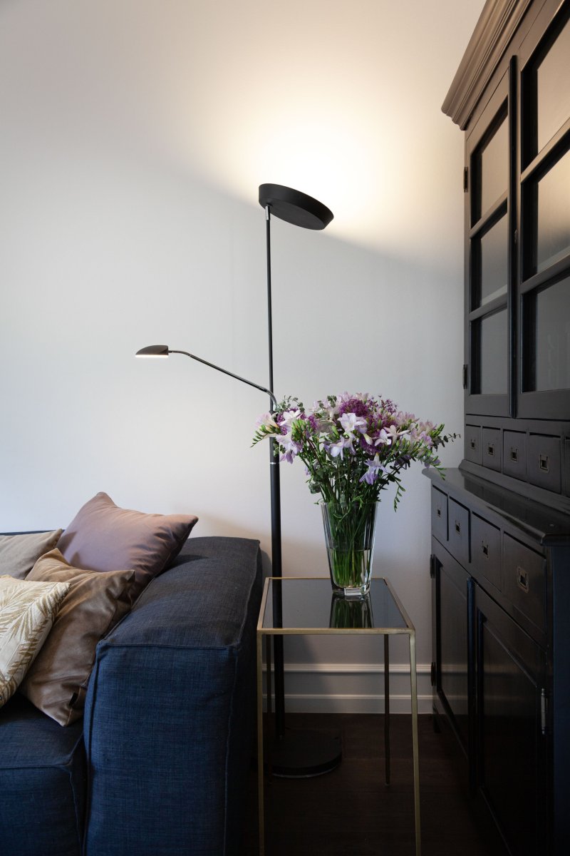 Vegas Sort gulvlampe Fra Halo Design - Vegas er det perfekte valg for dem, der leder efter en praktisk og elegant løsning til både atmosfære og opløsning.