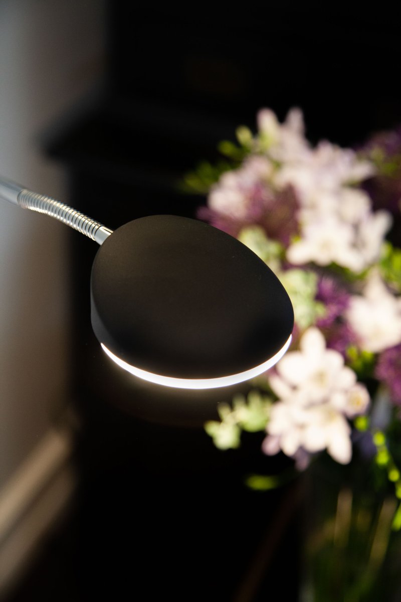 Vegas Sort gulvlampe Fra Halo Design - Vegas er det perfekte valg for dem, der leder efter en praktisk og elegant løsning til både atmosfære og opløsning.