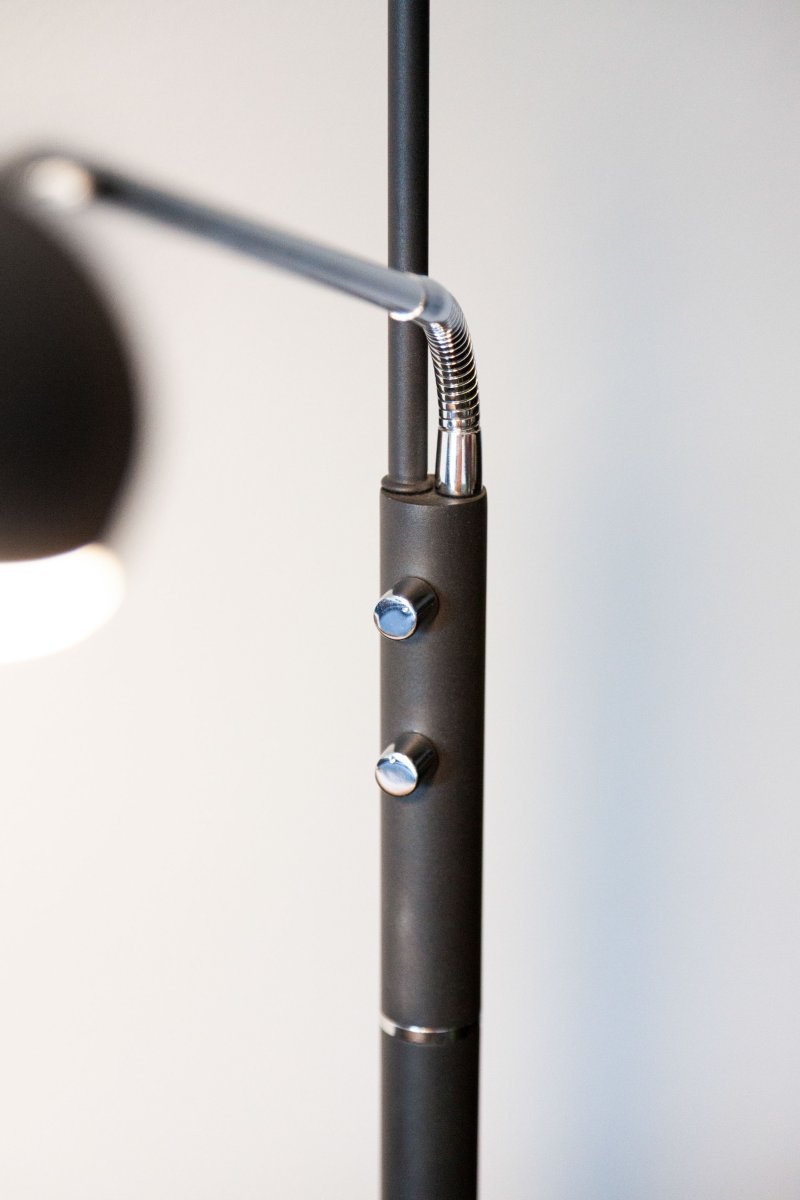 Vegas Sort gulvlampe Fra Halo Design - Vegas er det perfekte valg for dem, der leder efter en praktisk og elegant løsning til både atmosfære og opløsning.