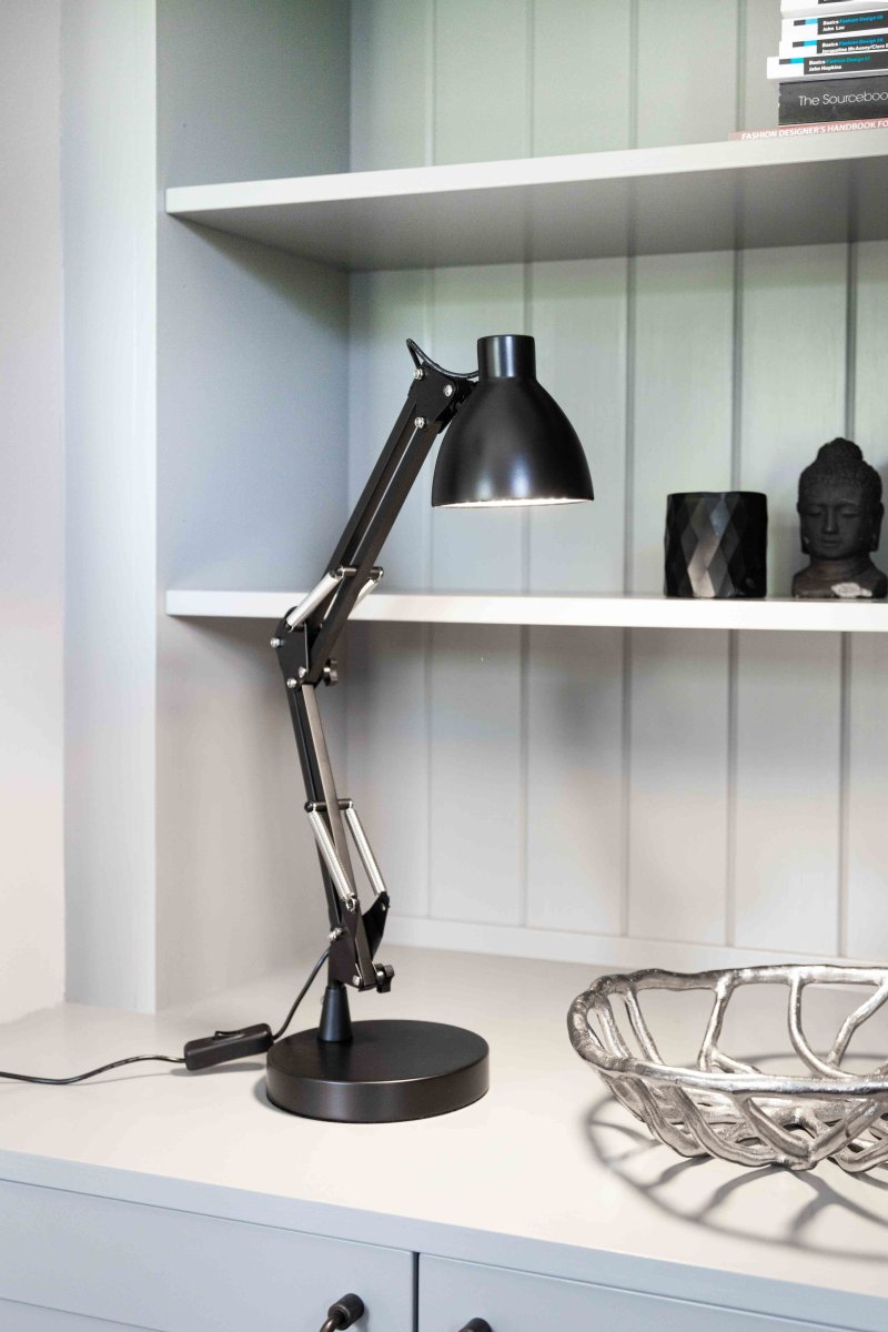 Bronx 40cm Sort skrivebordslampe Fra Halo Design - De bevægelige led gør, at du kan vinkle og justere lyset præcis, som du ønsker, hvilket gør den perfekt som læselampe på; skrivebordet eller natbordet.