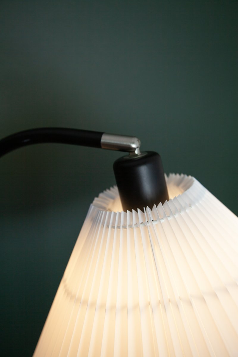 Medina Sort gulvlampe Fra Halo Design - Den sorte lampefod i kombination med den bev&aelig;gelige, foldede sk&aelig;rm skaber en hyggelig atmosf&aelig;re i rummet.