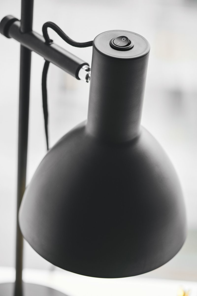 Baltimore 1 Sort gulvlampe Fra Halo Design - Baltimore er en moderne gulvlampe med retrodesign lavet af lakeret metal.