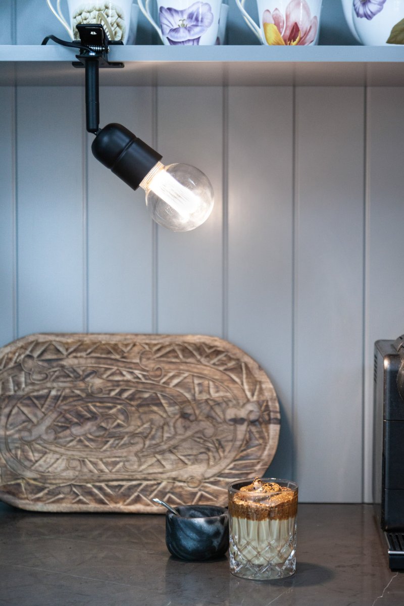 Elegance Sort klemmelampe Fra Halo Design - Elegance er en enkel og stilfuld klemmelampe lavet af sort metal.