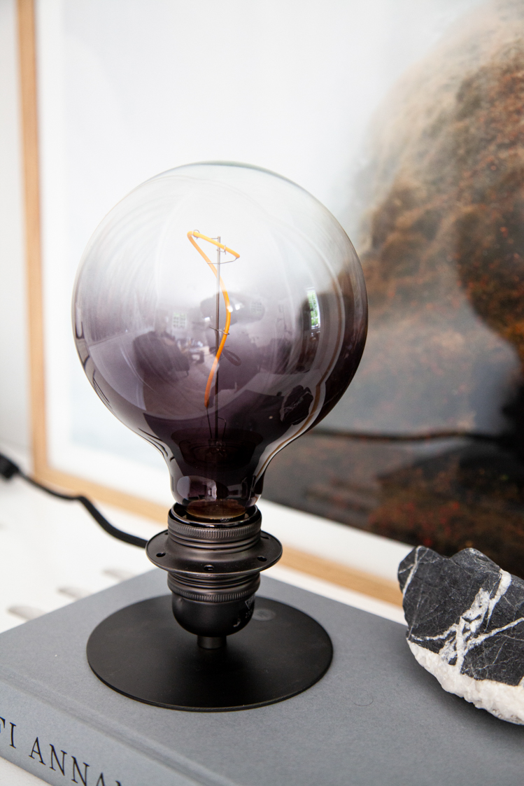 Combi 7cm Mørk sølv bordlampe Fra Halo Design - Combi har et industrielt design med sine klassiske former og metalliske overflade.