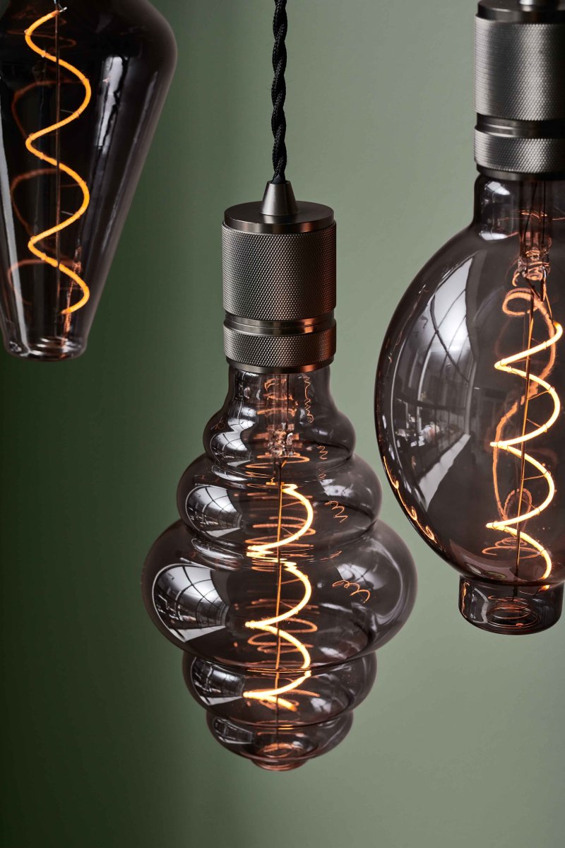 Halo Ø5 Mørkegrå loftslampe Fra Halo Design - Den robuste sokkel af m&oslash;rkegr&aring;; metal giver et sofistikeret udtryk, der passer perfekt p&aring; tv&aelig;rs af k&oslash;kkenet, i hallen eller som en del af en gruppebelysning.