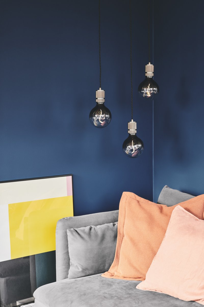 Halo Ø5 Sort loftslampe Fra Halo Design - Den robuste sokkel i sort metal giver et sofistikeret udtryk, der passer perfekt over køkkenet, i hallen eller som en del af en gruppebelysning.
