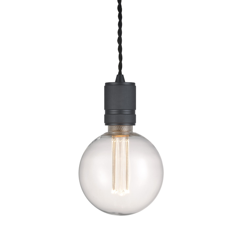 Halo Ø5 Sort loftslampe Fra Halo Design - Den robuste sokkel i sort metal giver et sofistikeret udtryk, der passer perfekt over køkkenet, i hallen eller som en del af en gruppebelysning.