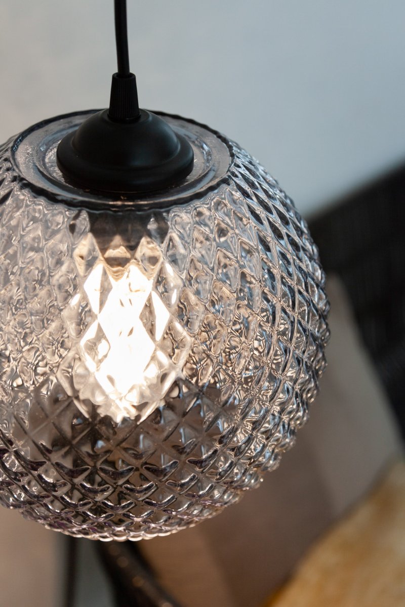 Nobb Ø22 Røg loftslampe Fra Halo Design - Den sorte affjedring giver en moderne kontrast og gør, at Nobb smelter ind i både klassiske og trendy miljøer.