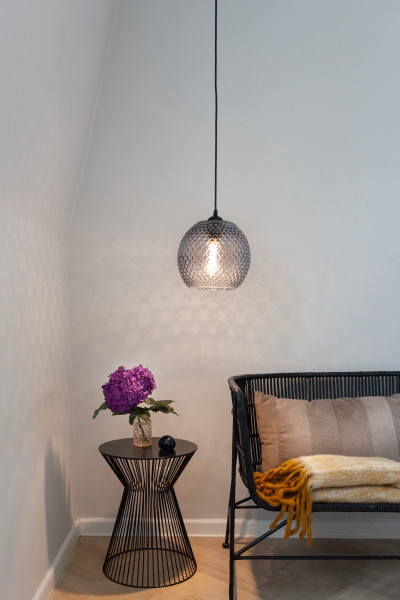 Nobb Ø22 Røg loftslampe Fra Halo Design - Den sorte affjedring giver en moderne kontrast og gør, at Nobb smelter ind i både klassiske og trendy miljøer.