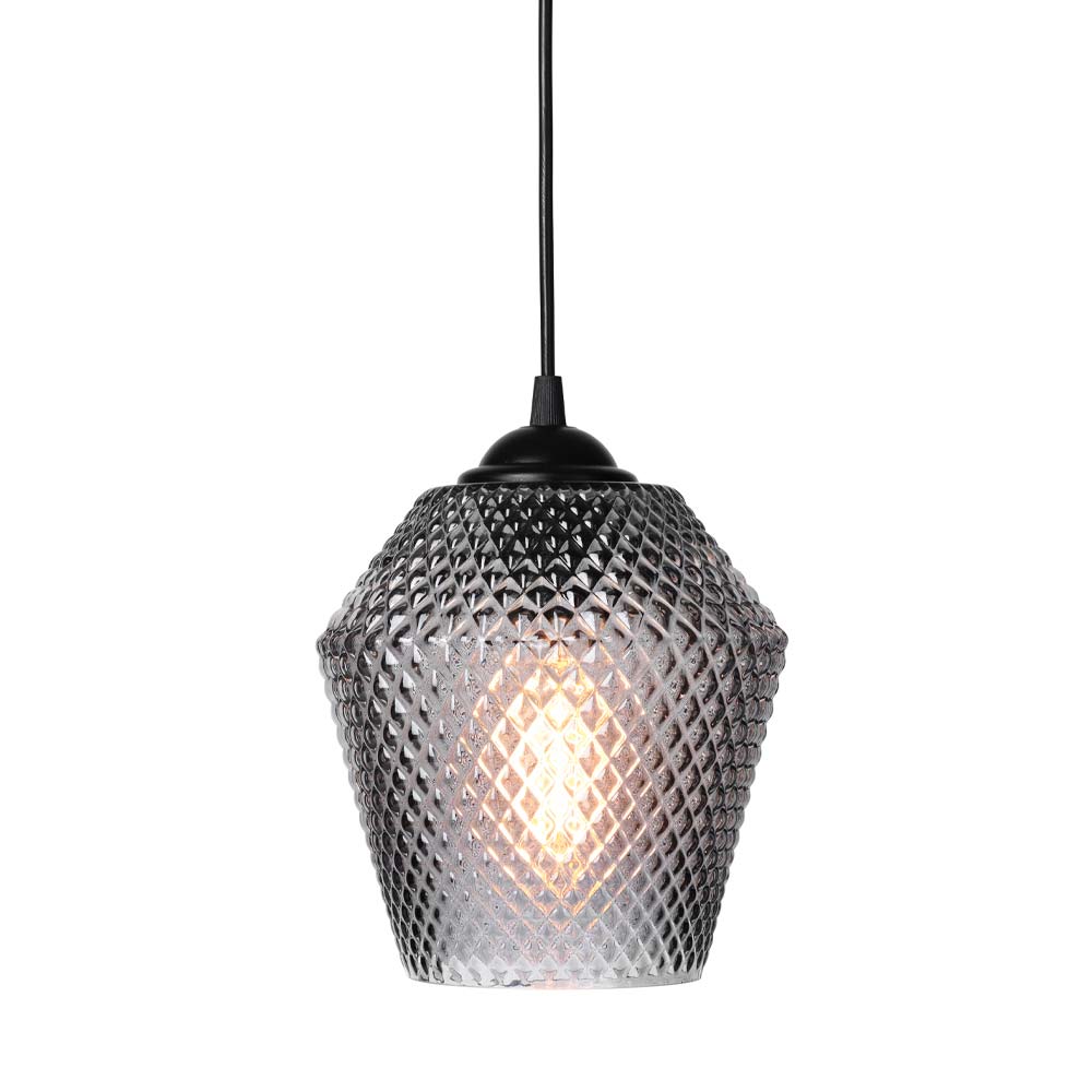 Nobb Ø17 Røg loftslampe Fra Halo Design - Den sorte affjedring giver en moderne kontrast og gør, at Nobb smelter ind i både klassiske og trendy miljøer.