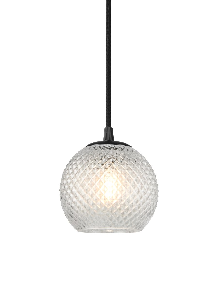 Nobb Ø12 Klar loftslampe Fra Halo Design - Den sorte affjedring giver en moderne kontrast og g&oslash;r, at Nobb smelter ind i b&aring;de klassiske og trendy milj&oslash;er.