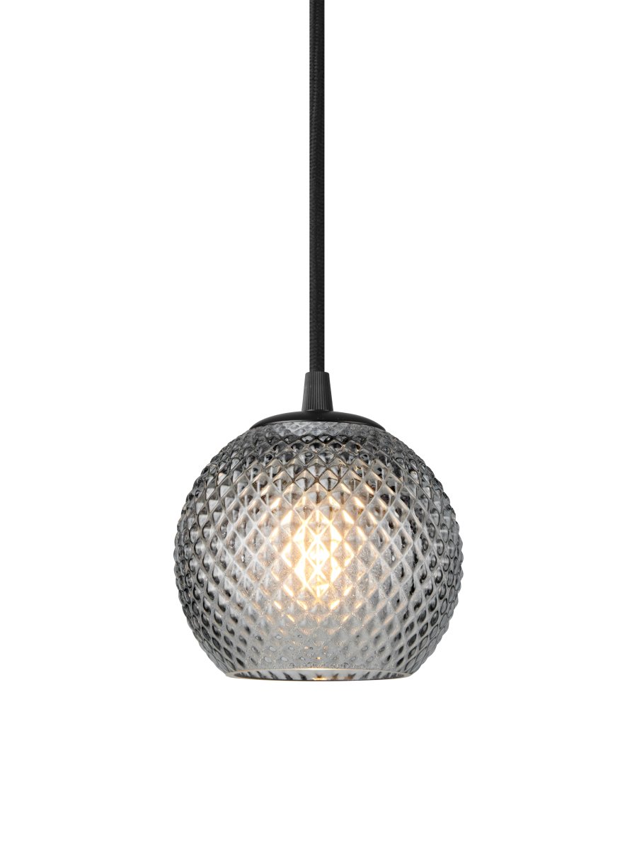 Zoom billede af Nobb Ø12 Sort loftslampe Fra Halo Design - Den sorte affjedring giver en moderne kontrast og g&oslash;r, at Nobb smelter ind i b&aring;de klassiske og trendy milj&oslash;er.
