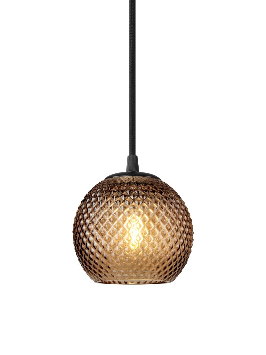 Nobb Ø12 Rav loftslampe Fra Halo Design - Den sorte affjedring giver en moderne kontrast og g&oslash;r, at Nobb smelter ind i b&aring;de klassiske og trendy milj&oslash;er.