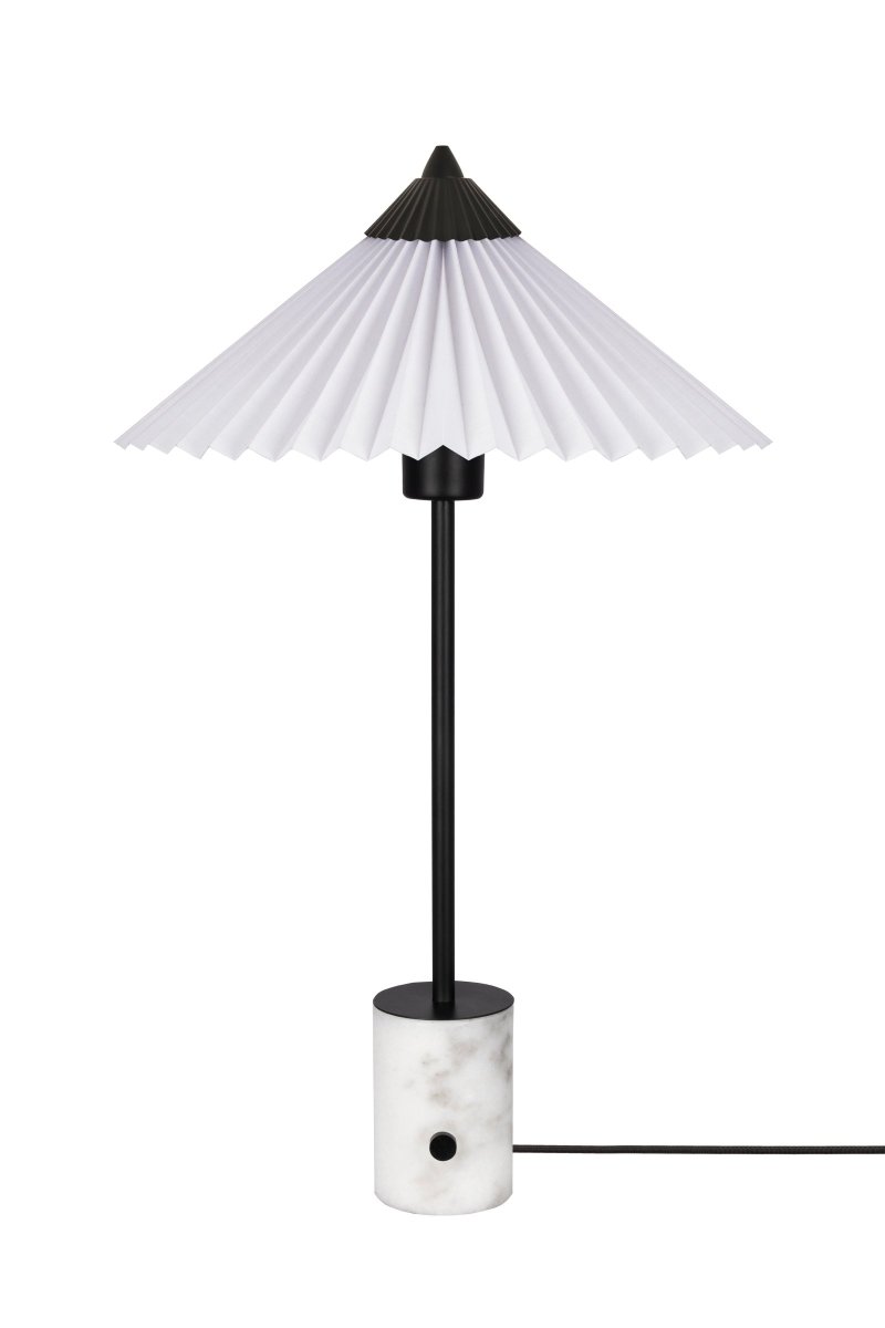 Matisse 50cm Hvid bordlampe Fra Globen Lighting - Lampen har en plisseret hvid tekstilsk&aelig;rm og er dekoreret med en matchende plisseret top i matsort lakeret metal.