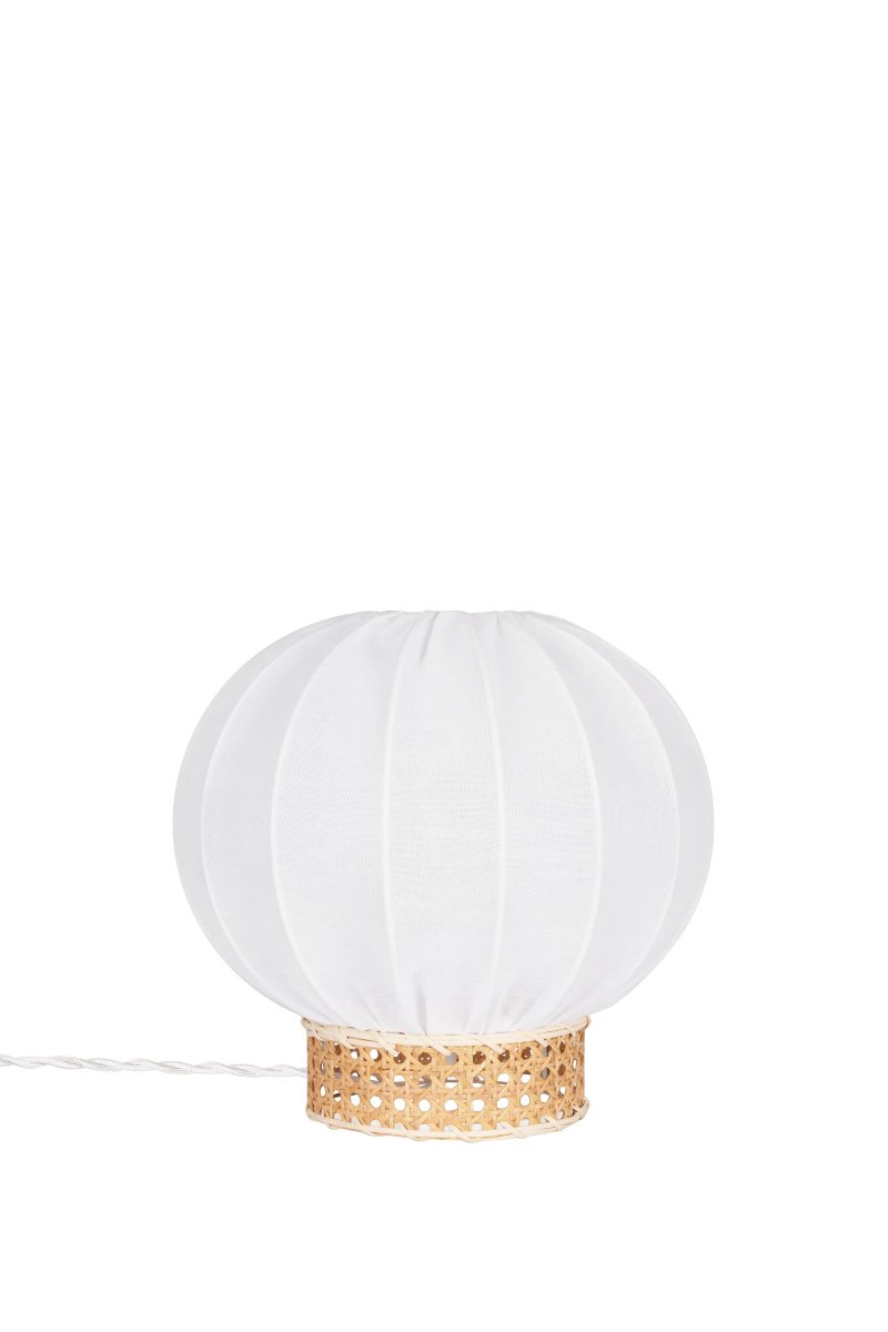 Yokohama 30cm Natur bordlampe Fra Globen Lighting - Lampesk&aelig;rmen er lavet af hvidt h&oslash;rstof og har en kontrasterende lampefod af rattan.