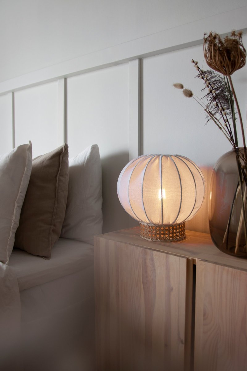 Yokohama 30cm Natur bordlampe Fra Globen Lighting - Lampesk&aelig;rmen er lavet af hvidt h&oslash;rstof og har en kontrasterende lampefod af rattan.