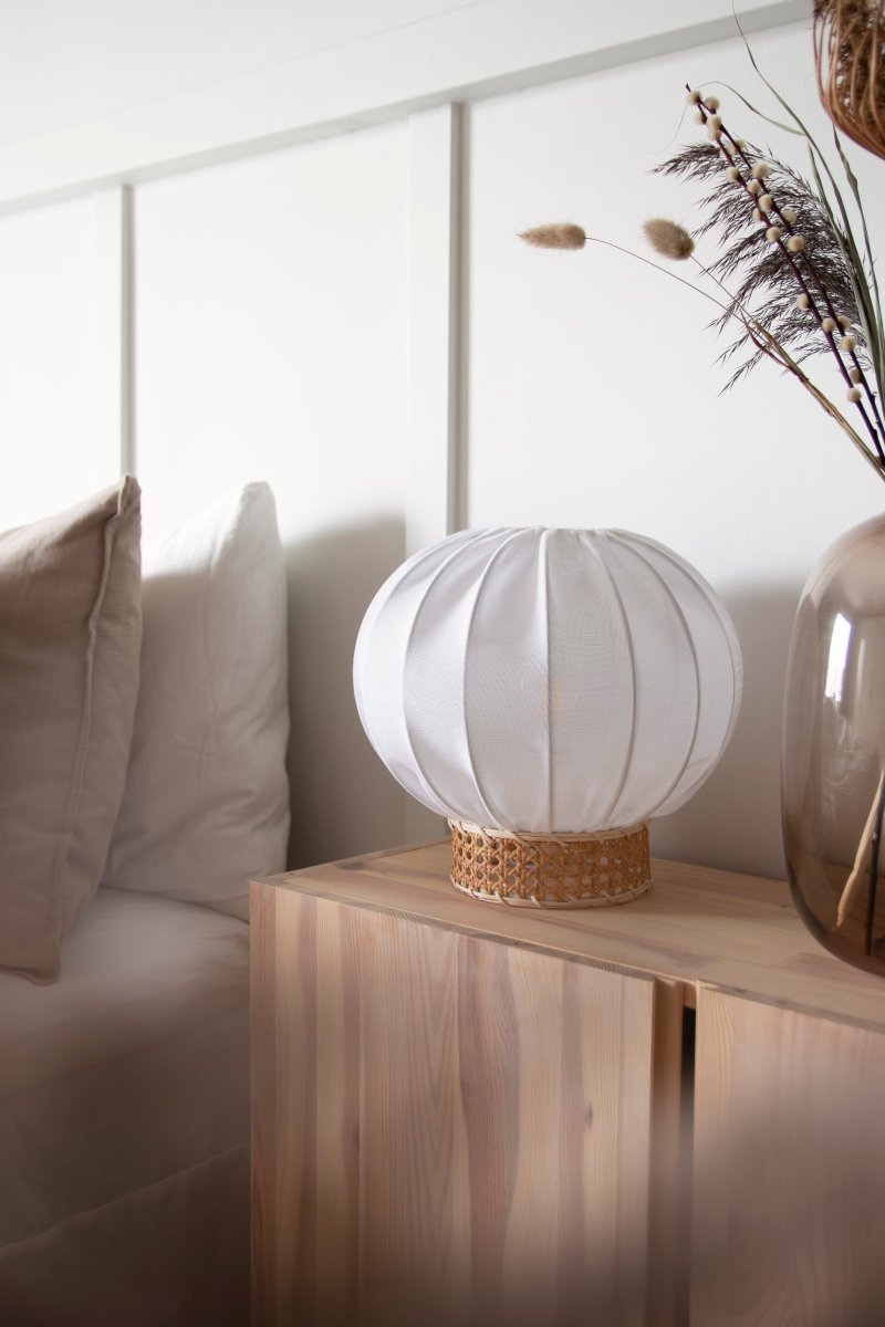 Yokohama 30cm Natur bordlampe Fra Globen Lighting - Lampesk&aelig;rmen er lavet af hvidt h&oslash;rstof og har en kontrasterende lampefod af rattan.