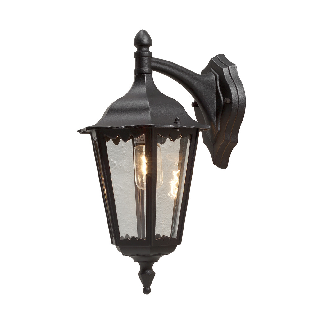 Firenze Sort udendørslampe Fra Konstsmide - Lampens elegante design og varme lys skaber en indbydende atmosf&aelig;re, der er perfekt til entre og terrasser.