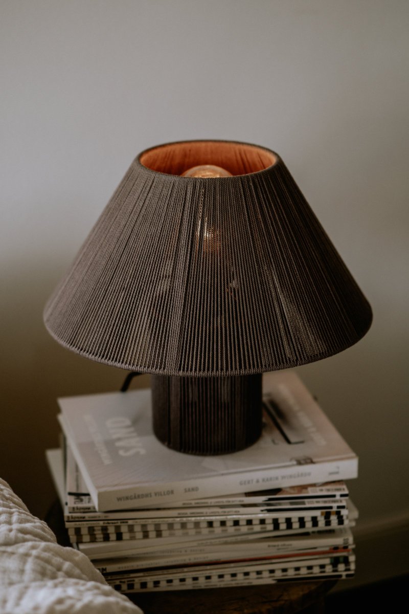 Anna 32cm Brun bordlampe Fra Globen Lighting - Tr&aring;den som lampen best&aring;r af er viklet i h&aring;nden, hvilket betyder, at der ligger et massivt h&aring;ndv&aelig;rk bag denne lampe, der b&aring;de tager tid og skaber en fin helhed.