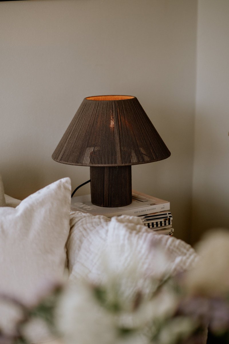 Anna 32cm Brun bordlampe Fra Globen Lighting - Tr&aring;den som lampen best&aring;r af er viklet i h&aring;nden, hvilket betyder, at der ligger et massivt h&aring;ndv&aelig;rk bag denne lampe, der b&aring;de tager tid og skaber en fin helhed.