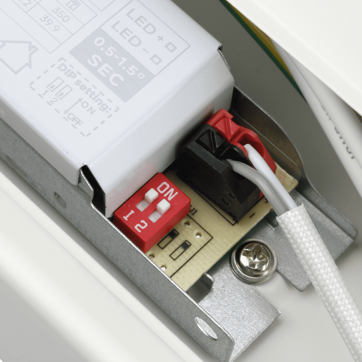 Liny Basic 4000K 160cm Hvid Fra Designlight - Liny Basic er en robust og energieffektiv industriarmatur med LED-teknologi, designet til generel belysning i industrielle og forretningsm&aelig;ssige milj&oslash;er, hvor hvidt lys &oslash;nskes.
