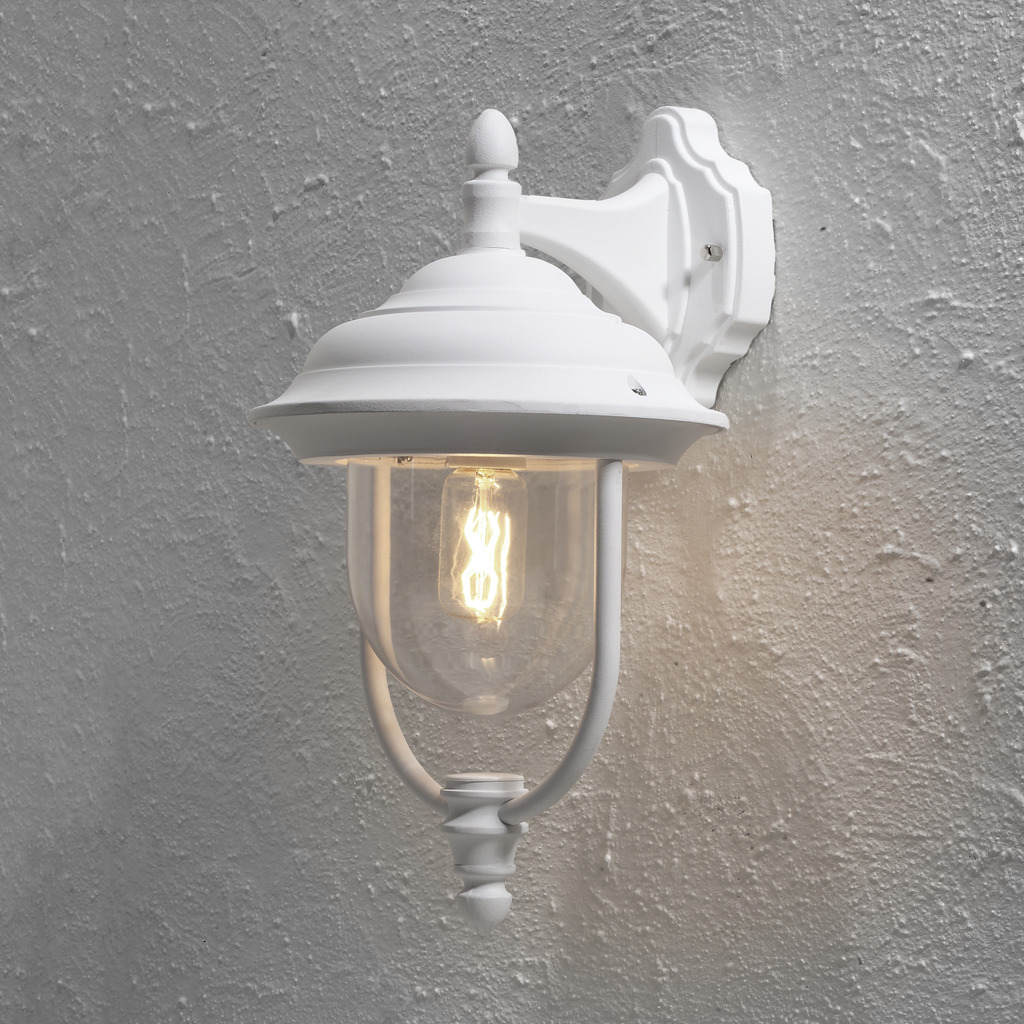 Parma Hvid udendørslampe Fra Konstsmide - Med sin smukke form og klare glaskuppel spreder den et varmt og im&oslash;dekommende lys, ideelt til entre og terrasser.