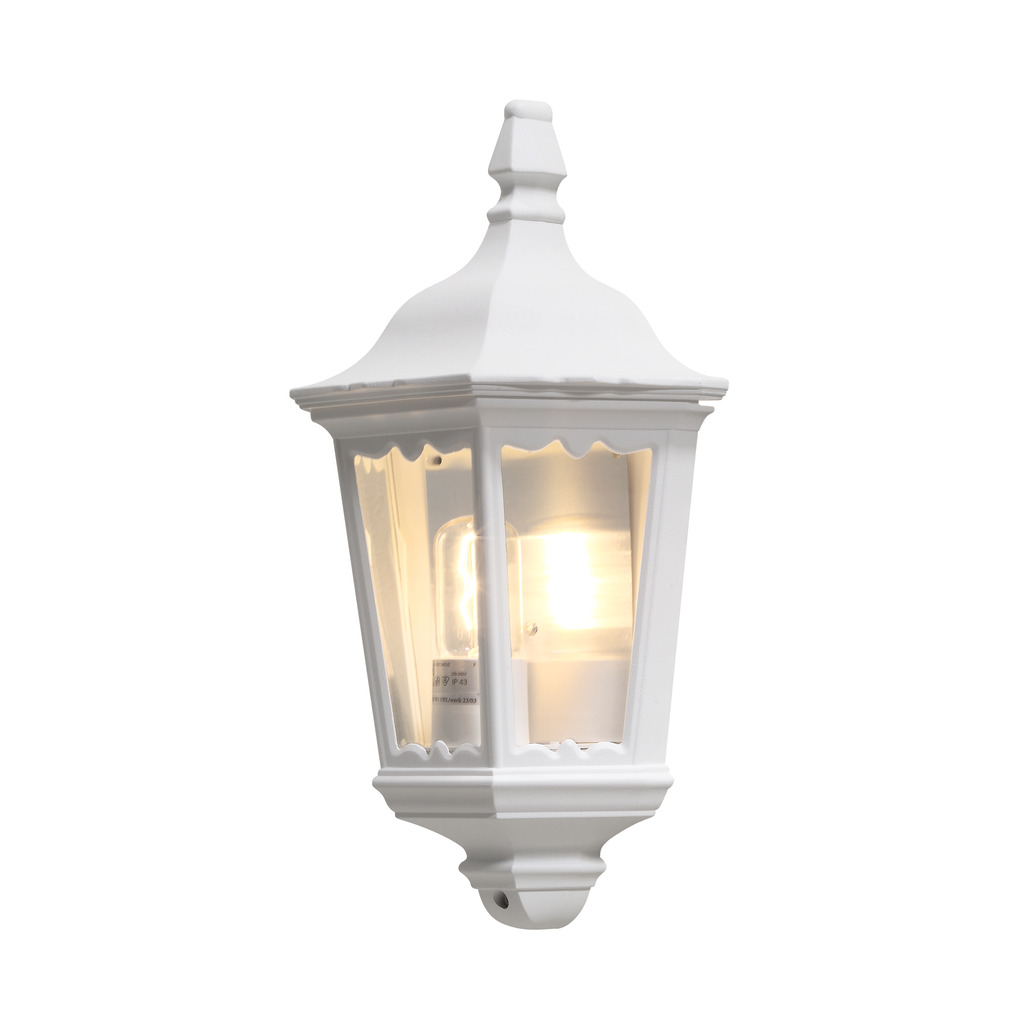 Firenze Hvid udendørslampe Fra Konstsmide - Lampens elegante design og varme lys skaber en indbydende atmosfære, der er perfekt til entre og terrasser.