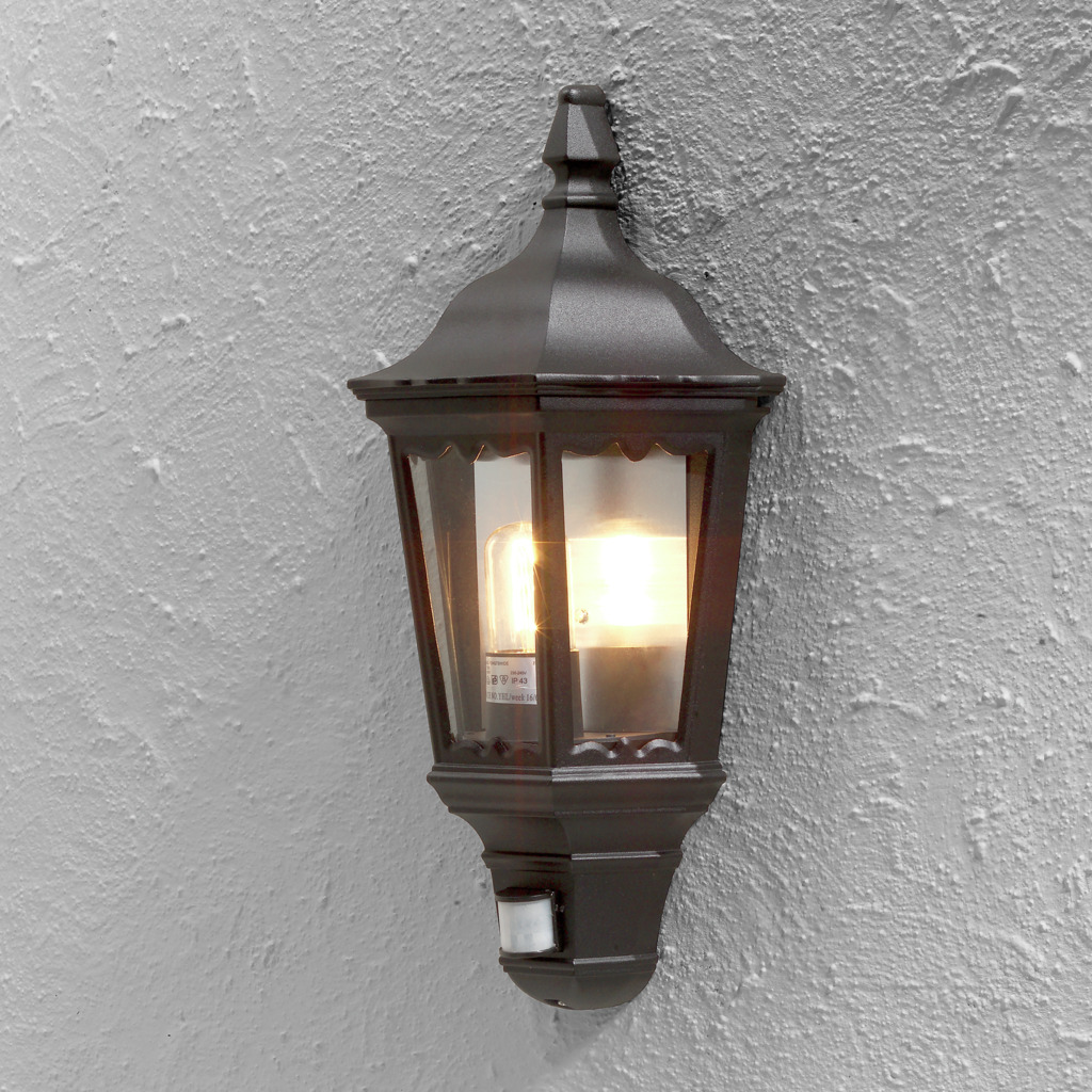 Firenze Sort udendørslampe Fra Konstsmide - Perfekt til ydervægge og entréer, lampen giver et tidløst indtryk og tryghed i al slags vejr.