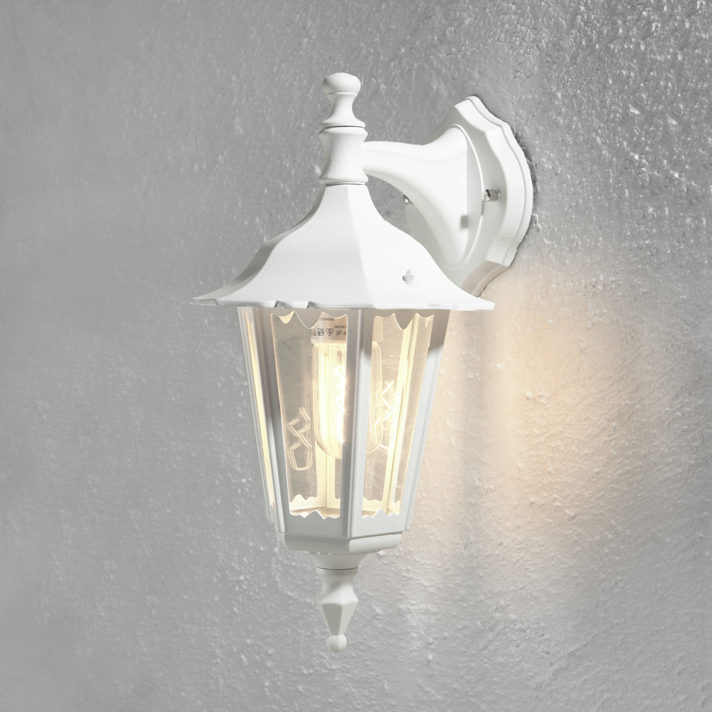 Firenze Hvid udendørslampe Fra Konstsmide - Lampens elegante design og varme lys skaber en indbydende atmosf&aelig;re, der er perfekt til entre og terrasser.