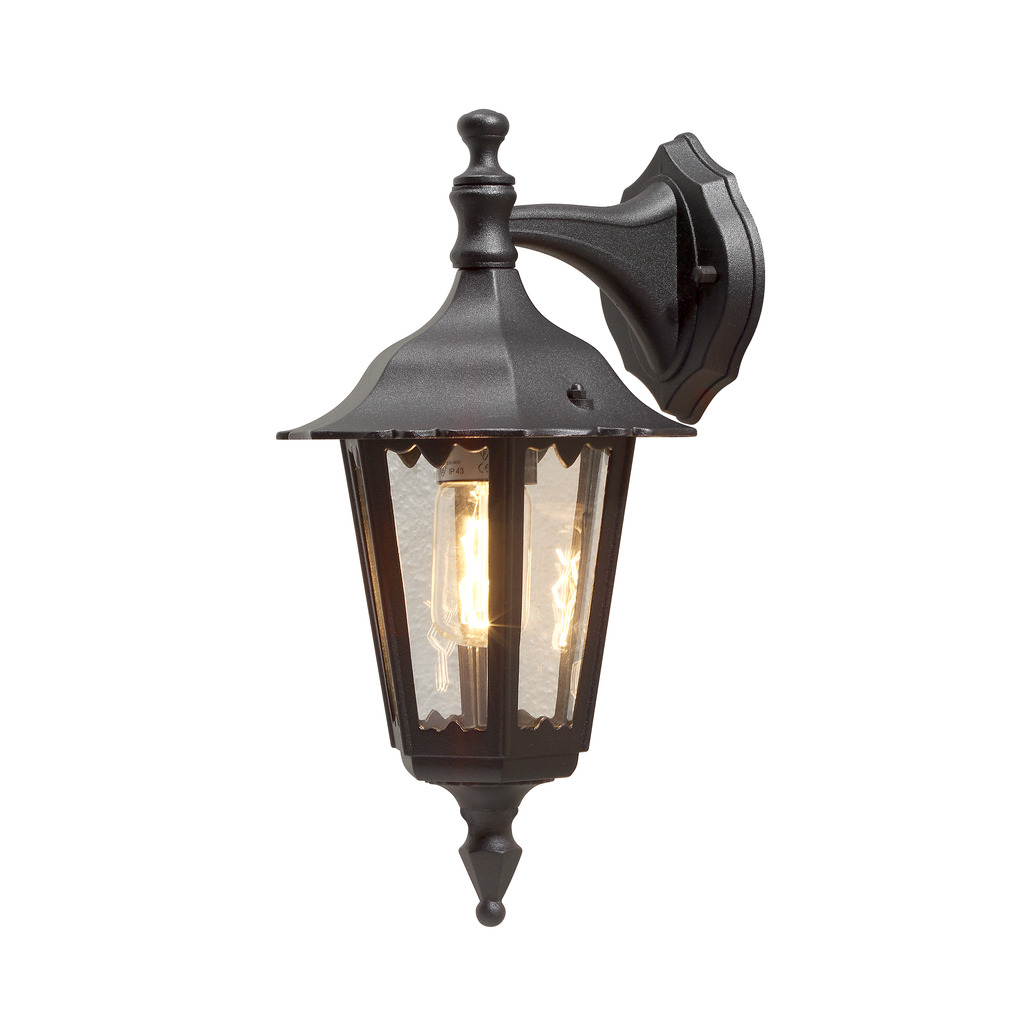 Firenze Sort udendørslampe Fra Konstsmide - Lampens elegante design og varme lys skaber en indbydende atmosfære, der er perfekt til entre og terrasser.